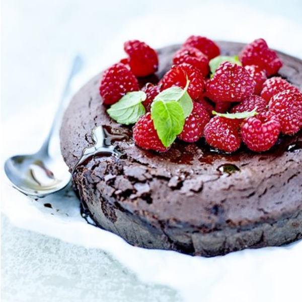 Gâteau au chocolat extra noir, fruits rouges et menthe