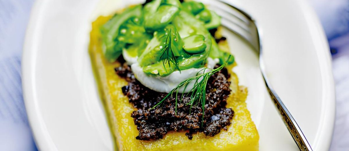 Polenta croustillante, tapenade d'olives noires & mozzarella