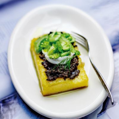 Polenta croustillante, tapenade d'olives noires & mozzarella