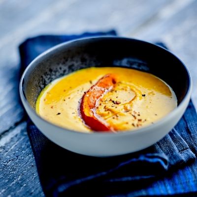 Cremesuppe aus geröstetem Kürbis, Thymianöl