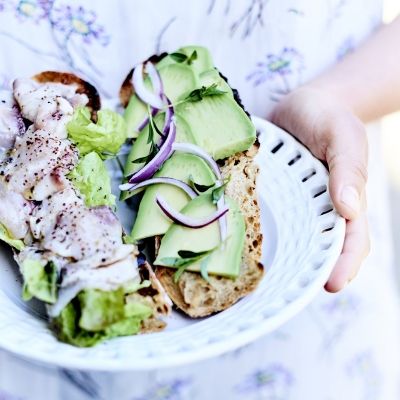 Avocadobrot und marinierte Dorade