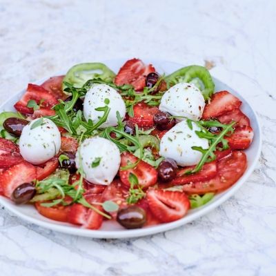 Carpaccio aus Tomaten und Erdbeeren mit Hibiskus