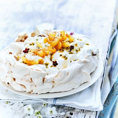 Pavlova mit Pfirsich und Passionsfrucht