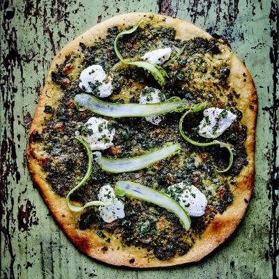 Grüne Pinsa mit grünem Spargel