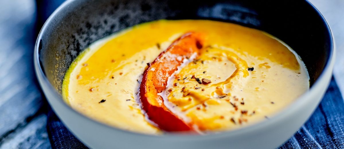Cremesuppe aus geröstetem Kürbis, Thymianöl