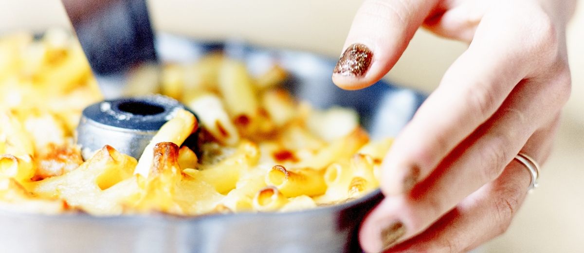 Gâteau de pâte, tomates et basilic