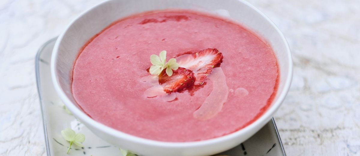 Soupe de fraises, bâtonnets au yaourt