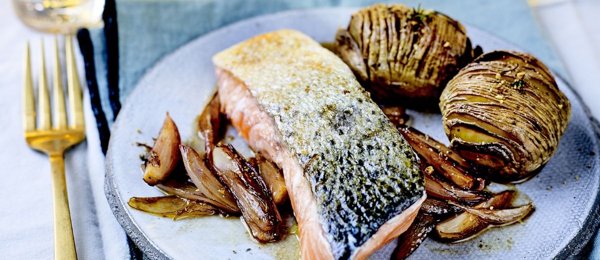 Saumon cuit à l'unilatérale, pommes de terre Hasselback