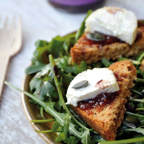 Gingerbread toasts with goat cheese