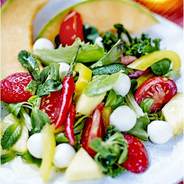 Salat mit Mozzarella, Erdbeeren & Granatapfel