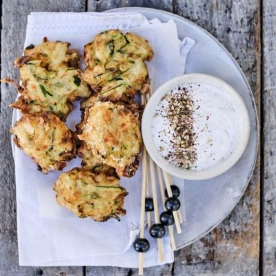 Zucchini-Beignets mit Feta und Zaatar
