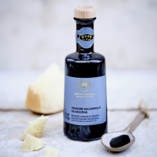 trois vinaigres et une grappe de raisin